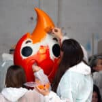 dos personas pintando un Ninot en un taller fallero de Valencia