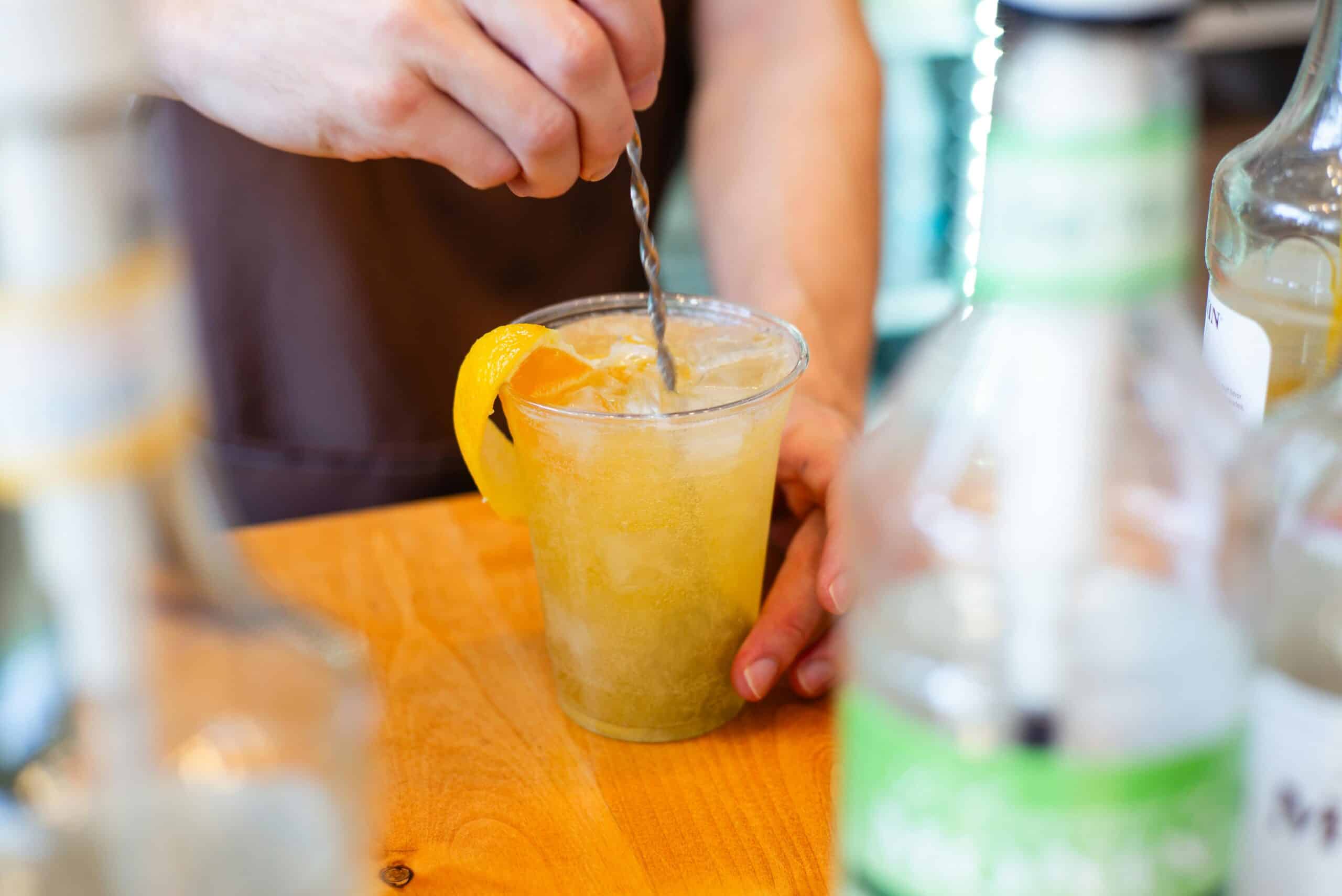 agua de valencia, una bevanda alcolica all'arancia mescolata in un bar, Curiosità Su Valencia