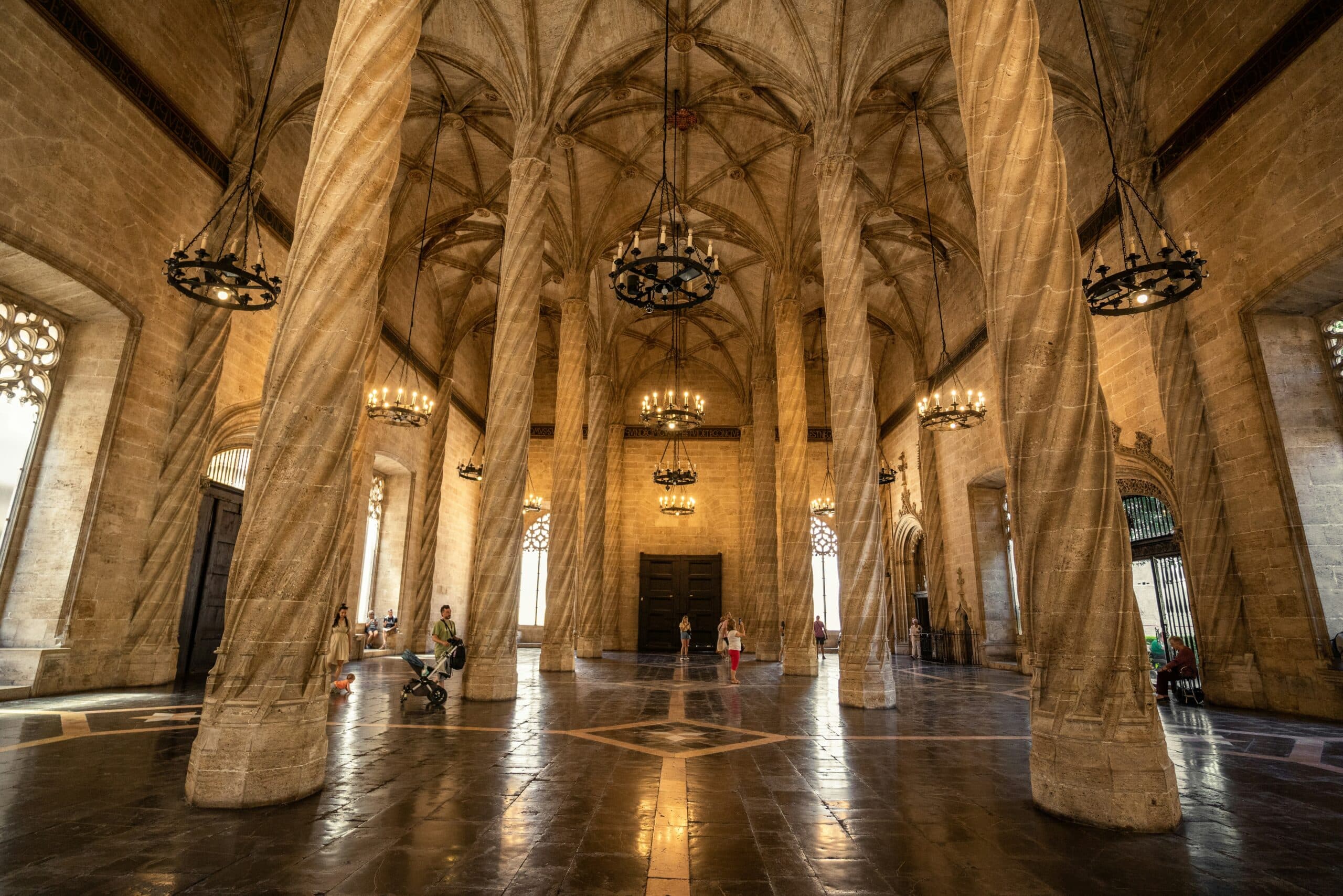 all'interno della Lonja de la Seda, una grande sala con colonne riccamente decorate, una vera curiosità valenciana