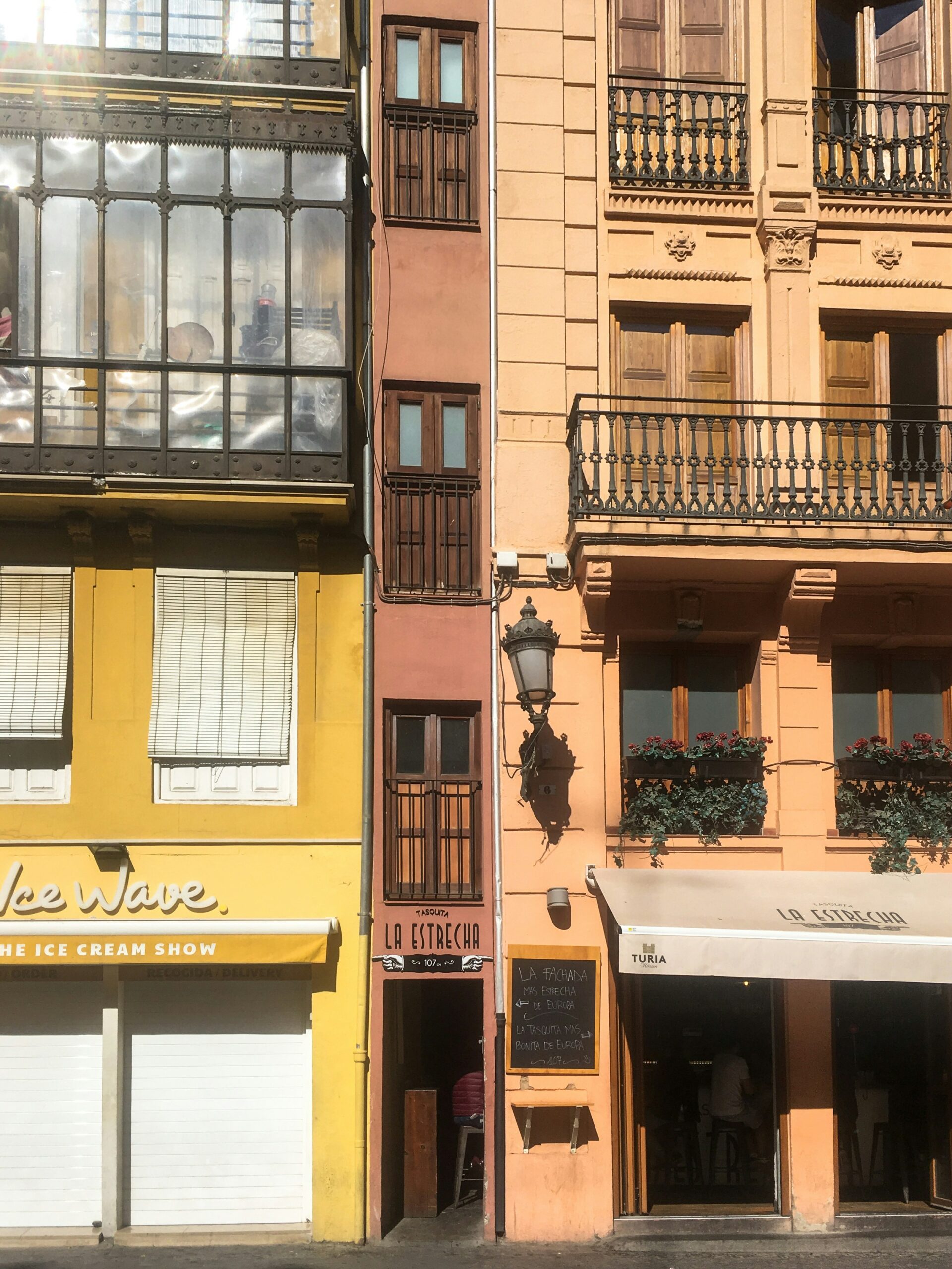 La Estrecha, un edificio rosa, l'edificio più stretto d'Europa, Curiosità Su Valencia