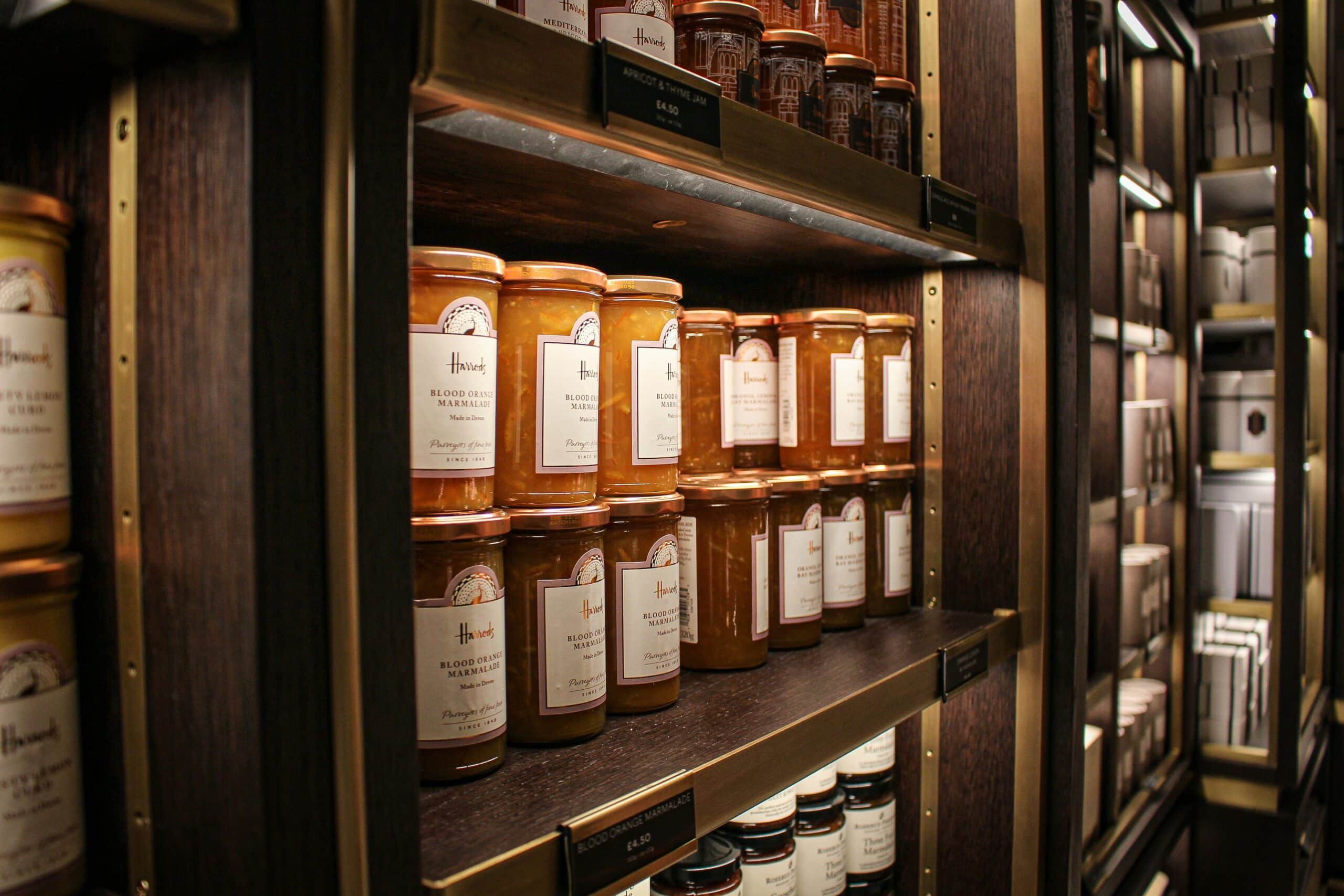 Barattoli di marmellata d'arancia in un grande armadio su scaffali di legno.