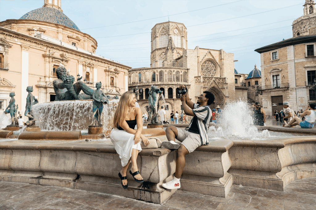 medieval tour in valencia, 2 people sitting at the plaza virgin fountain