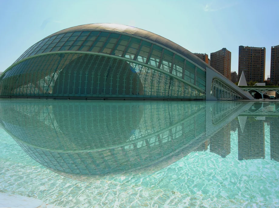 L'Hemisfèric della Città delle Arti e delle Scienze di Valencia rifletteva sullo specchio d'acqua.