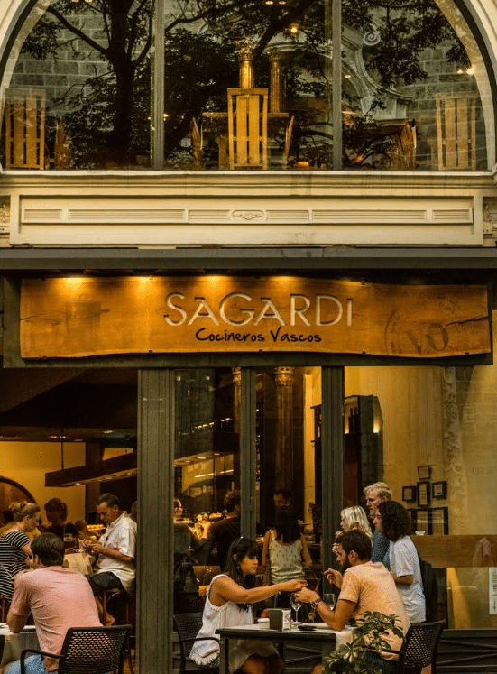 la fachada del restaurante SAGARDI en Valencia, un sitio de tapas y pintxos