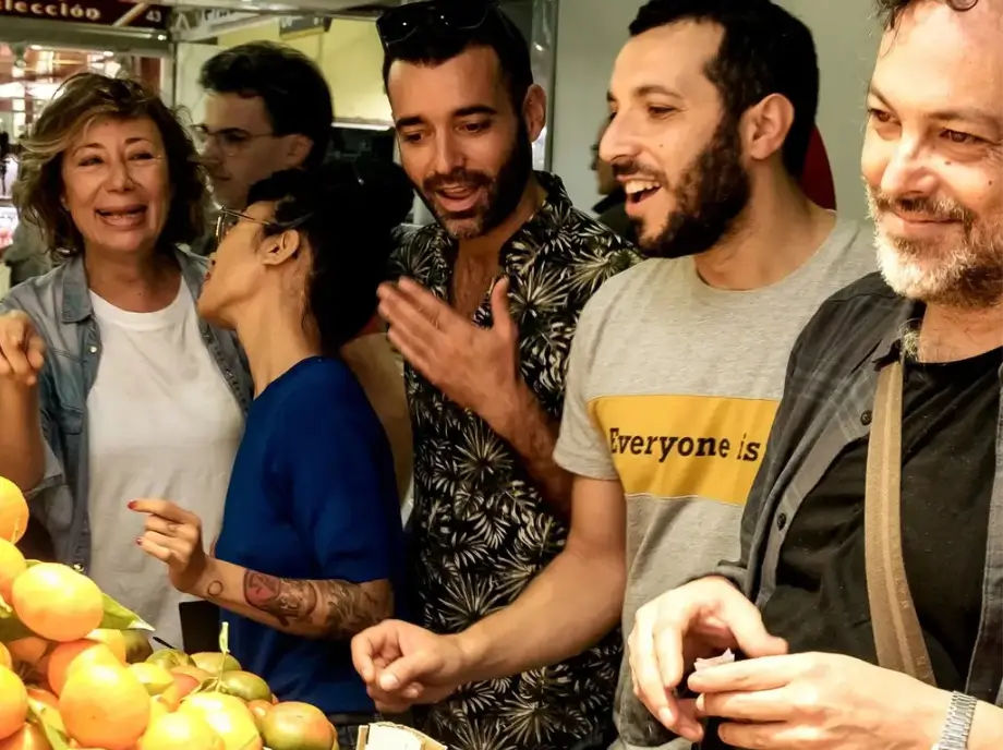 Elección de ingredientes de la paella Valenciana en el Mercado de Ruzafa