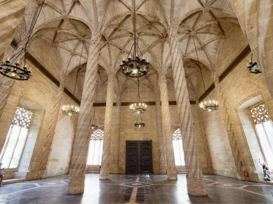 Intérieur de la Lonja de la Seda, joyau de l'architecture gothique civile.
