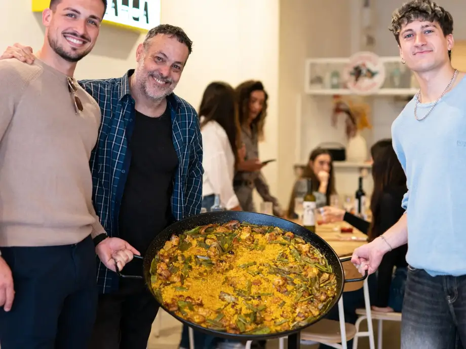 Enjoy a delicious Valencian paella prepared by yourself.