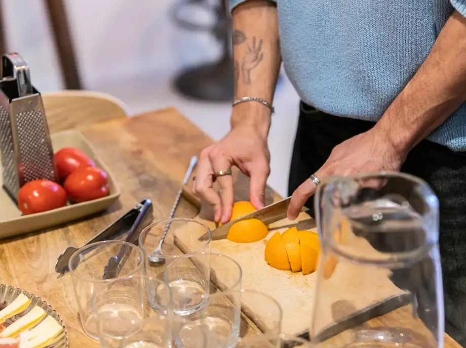 Preparación bebida taller de paellas en Valencia