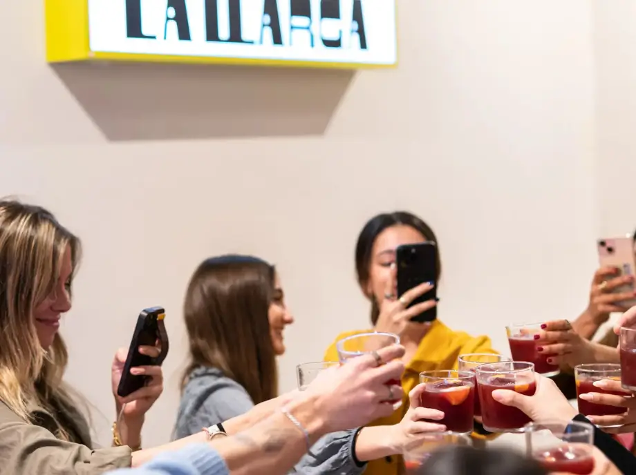 Brindis de finalización de taller de paella en Valencia