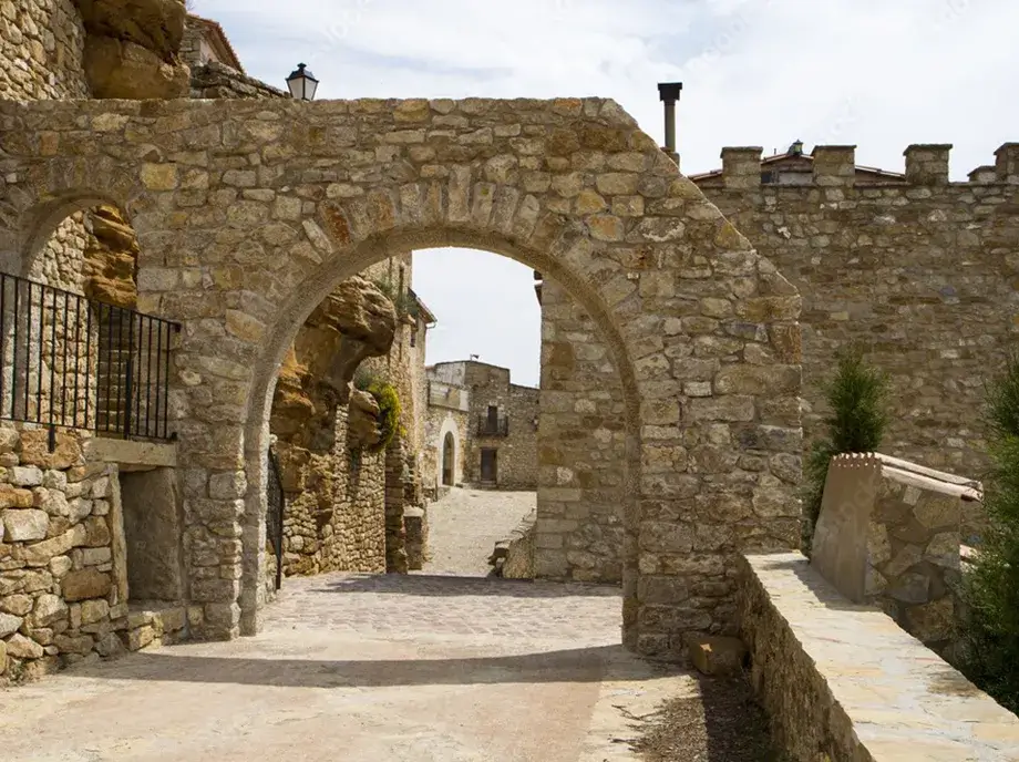 Arco de piedra y murallas en el casco medieval de Culla, uno de los puntos visitados durante la excursión