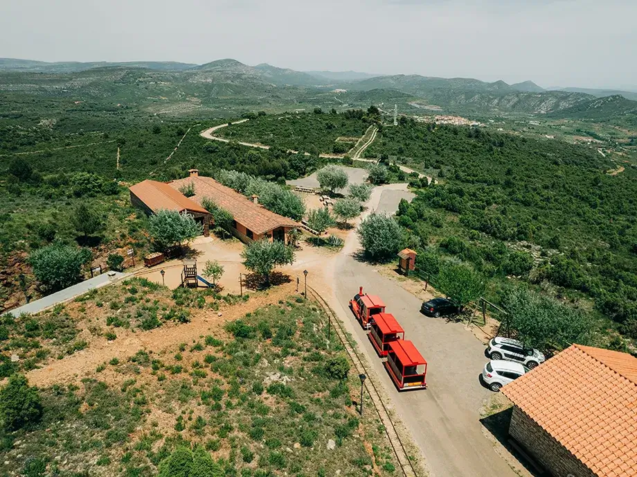 Vista aérea del entorno natural del Parc Miner del Maestrat con el tren minero y las instalaciones
