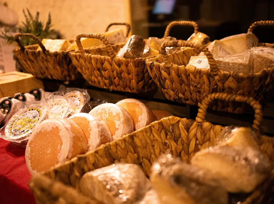 Sale of different types of cheese produced in the wineries of Utiel Requena.