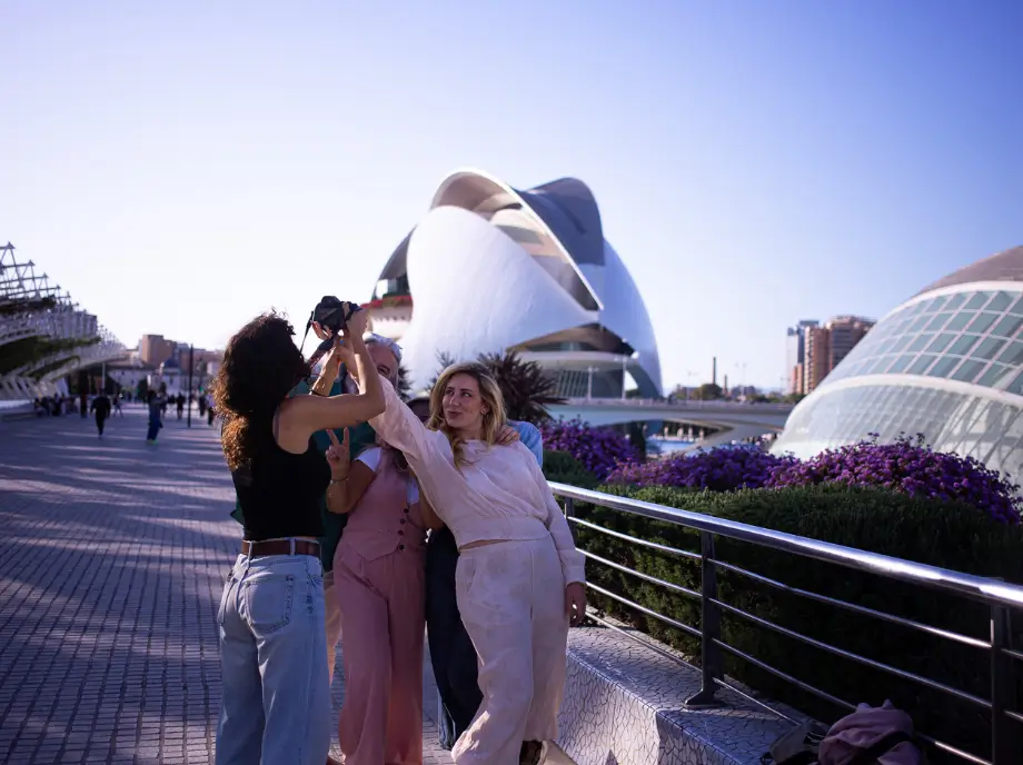 Grupo disfrutando del tour por ciudad de las artes y las ciencias Valencia