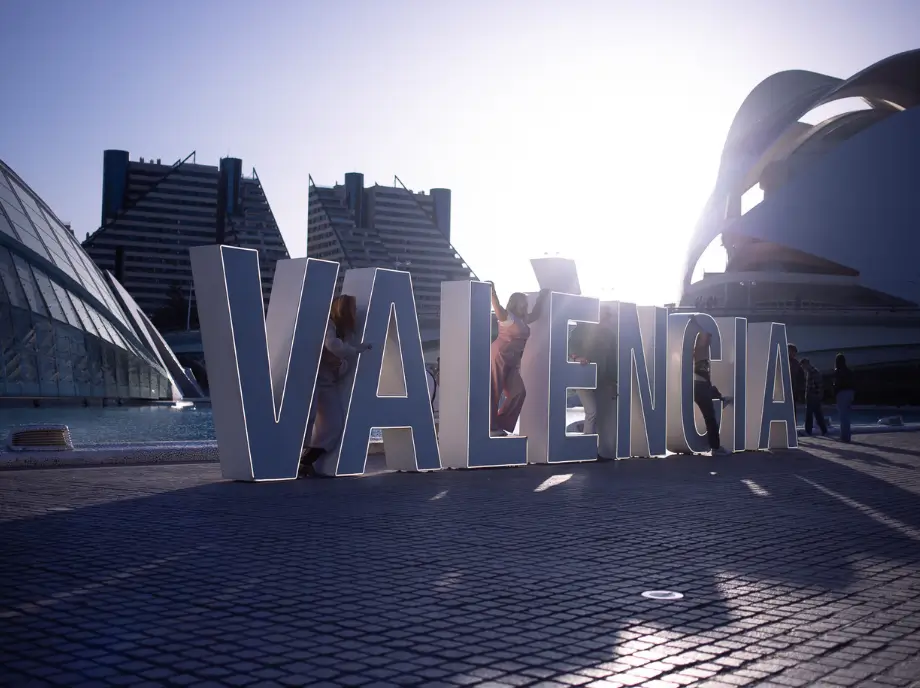 Letrero Valencia en Ciudad de las Artes y las Ciencias