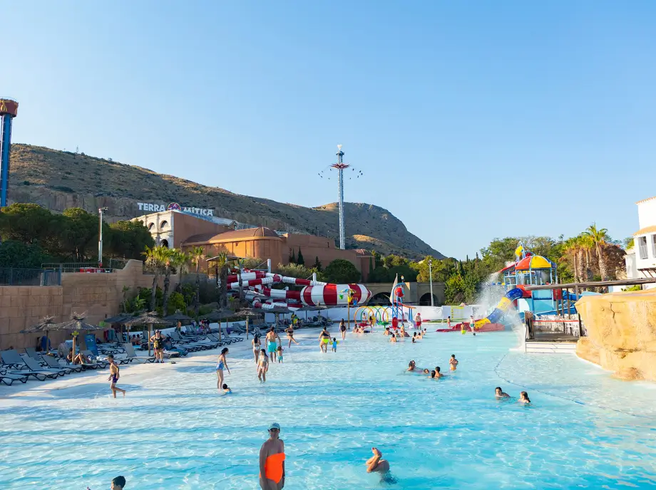 Piscina y zona acuática de Terra Mítica en Benidorm con familias disfrutando del verano.