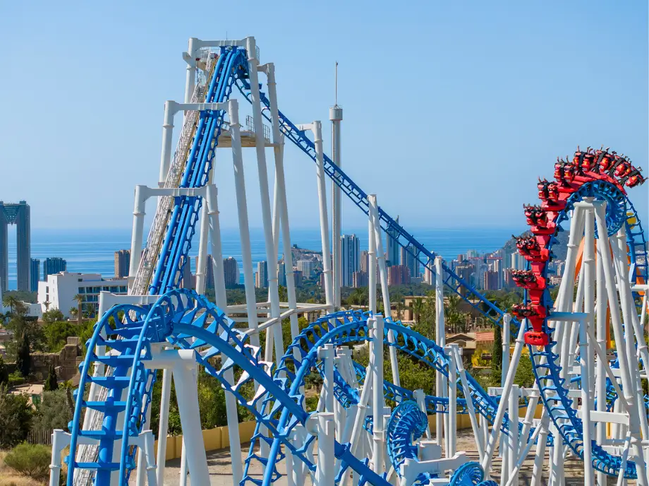 Montaña rusa azul de Terra Mítica en Benidorm con vistas al mar Mediterráneo.