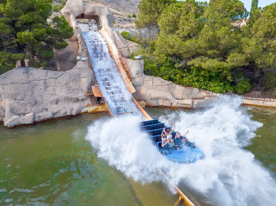 Atracción acuática de Terra Mítica en Benidorm con barca descendiendo por una cascada.