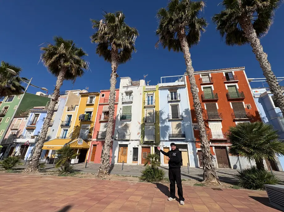 Villajoyosa Alicante: pueblo de casas de colores junto al mar