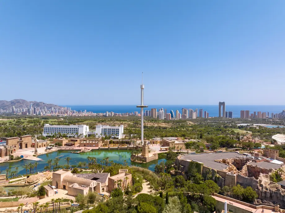 Vista aérea de Terra Mítica en Benidorm con atracciones y paisaje mediterráneo.