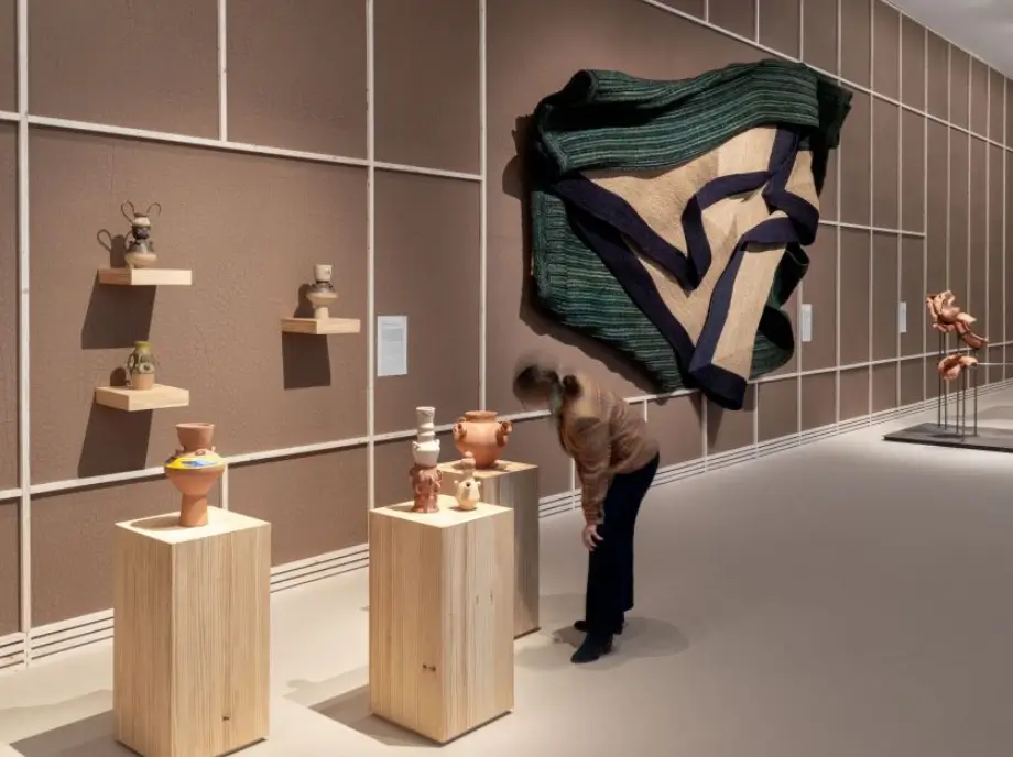 Mujer observando una exposición de arte contemporáneo en el museo IVAM de Valencia.