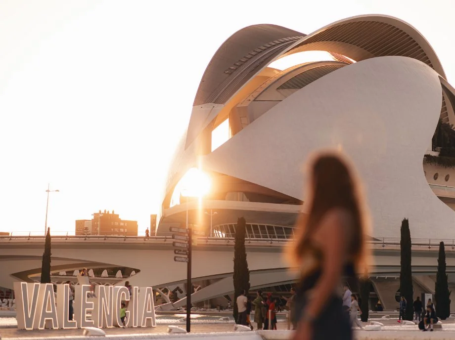 Tramonto sul Palau de les Arts nella Città delle Arti e delle Scienze di Valencia, accanto all'insegna VALENCIA.