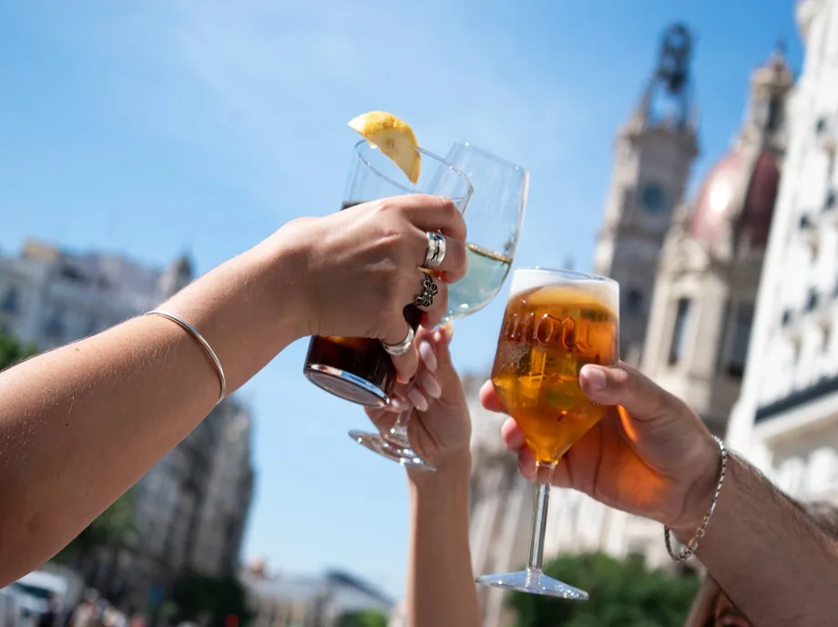 Brindis con cerveza, vermut y vino blanco frente a la Plaza del Ayuntamiento de Valencia
