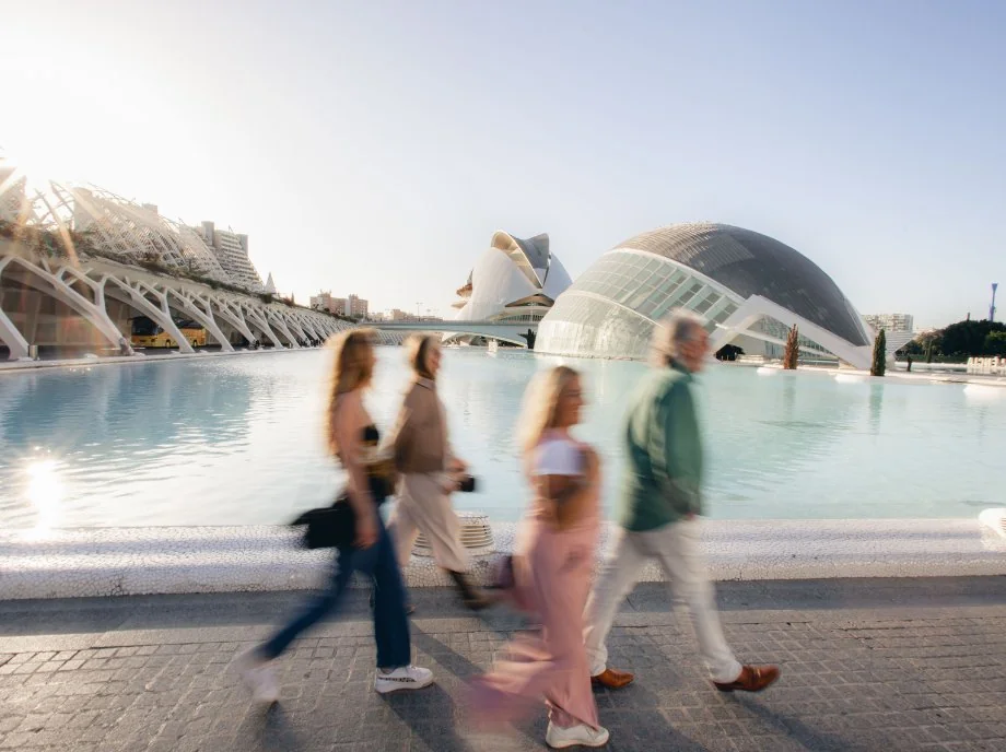 Familia paseando junto a los estanques de la Ciudad de las Artes y las Ciencias en Valencia.