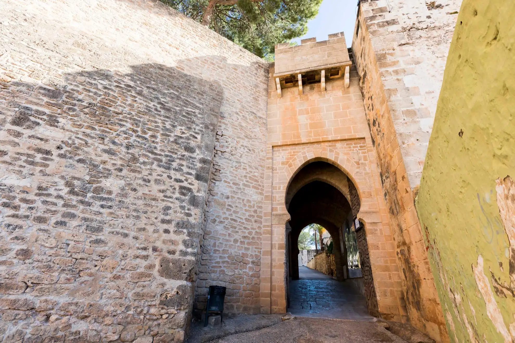 Puerta de la muralla del castillo de Dénia
