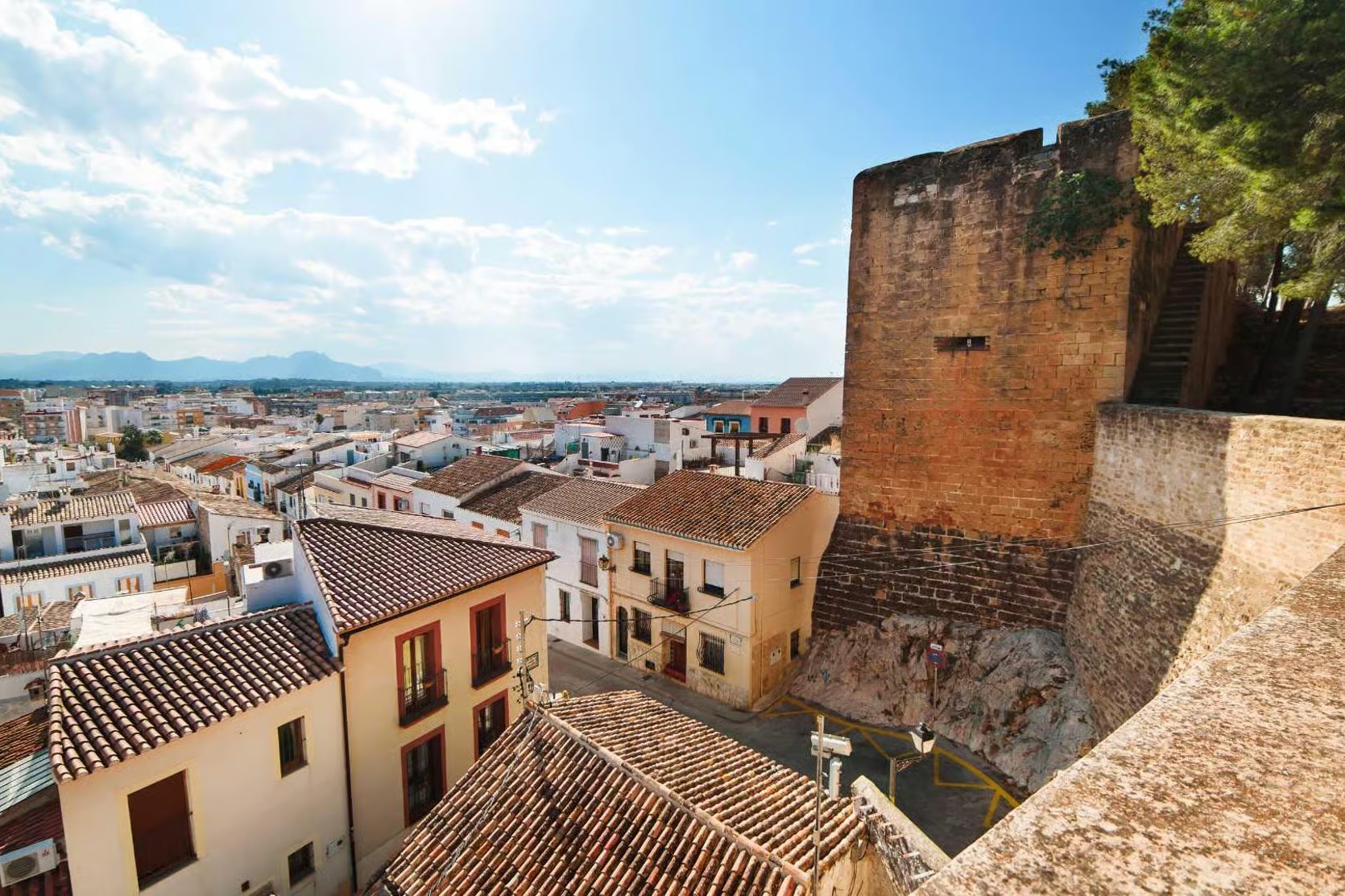 Vistas del casco antiguo de Dénia desde la muralla del castillo