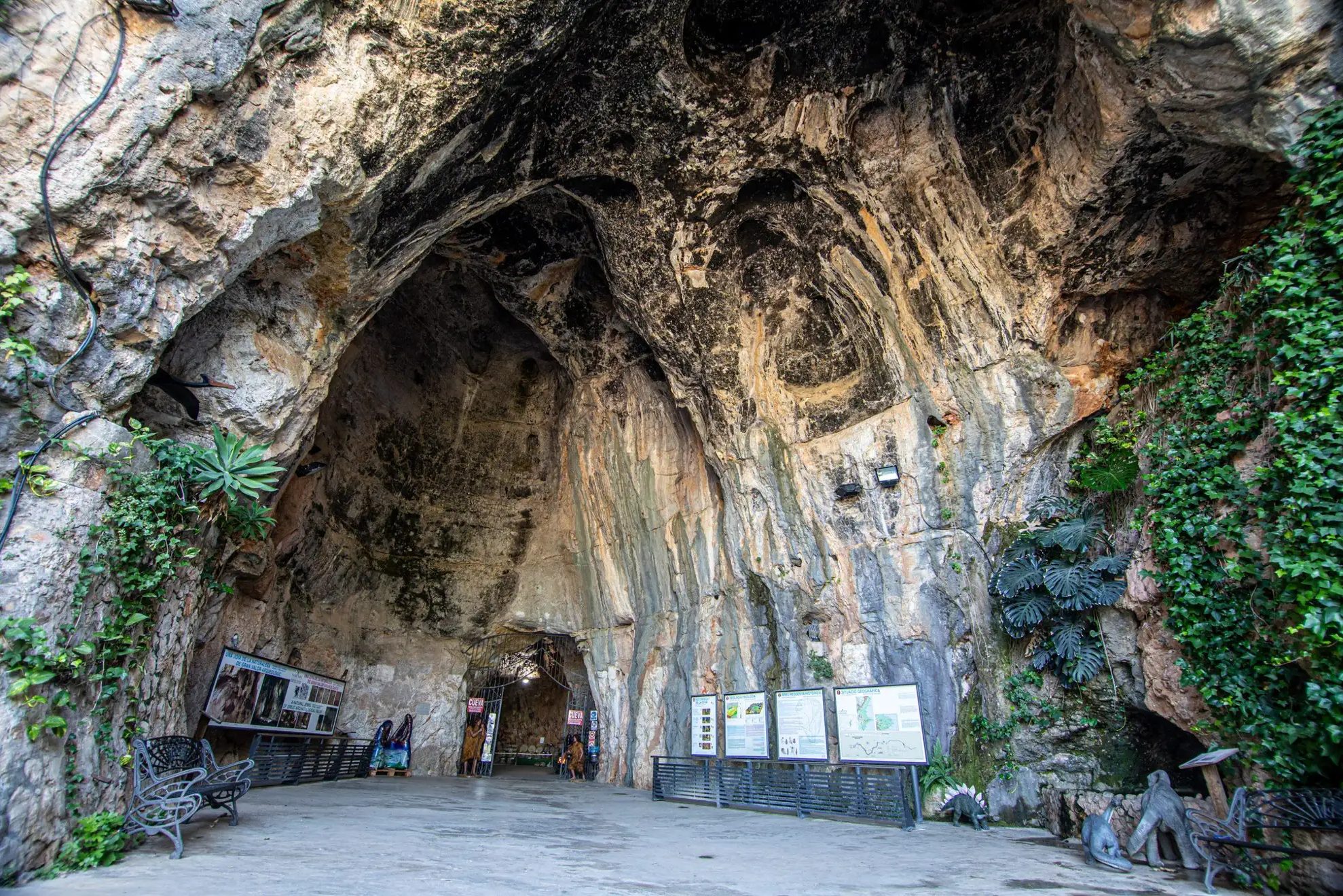 Entrada a la Cueva de las Calaveras, en Benidoleig, cerca de Dénia