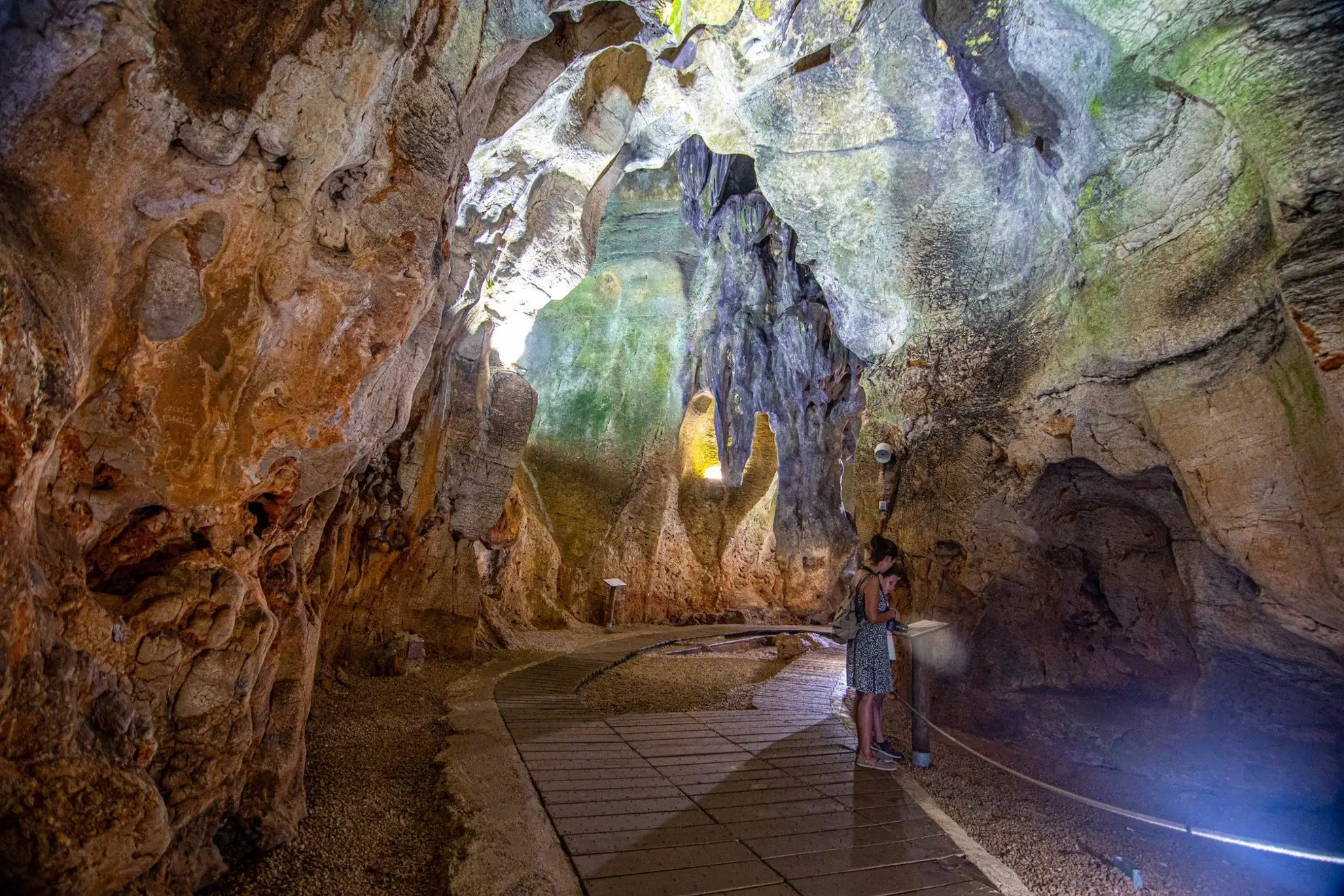 Galería iluminada de la Cueva de las Calaveras con pasarela para visitantes