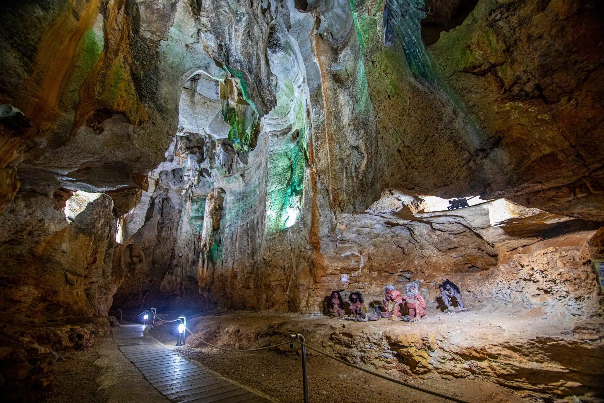 Interior de la Cueva de las Calaveras con recreación de vida prehistórica