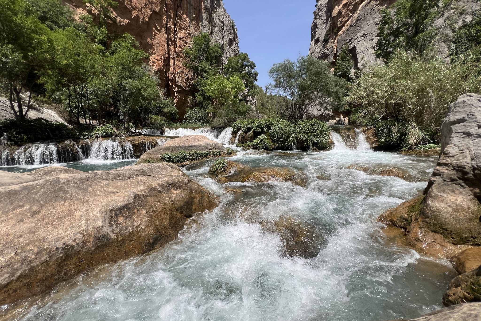 Acque cristalline tra le rocce nei dintorni delle Grotte di San José