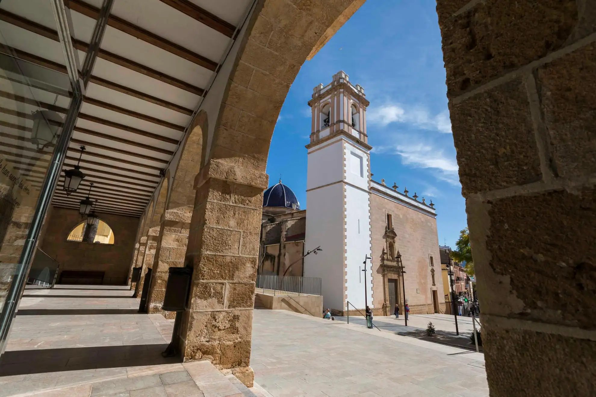 Campanario y arco en el casco antiguo de Dénia