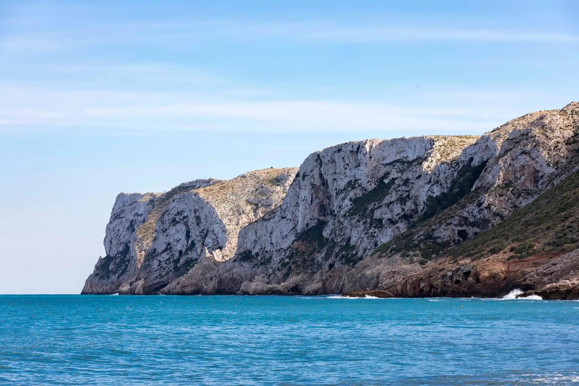 Acantilados del Montgó sobre el mar Mediterráneo en Dénia