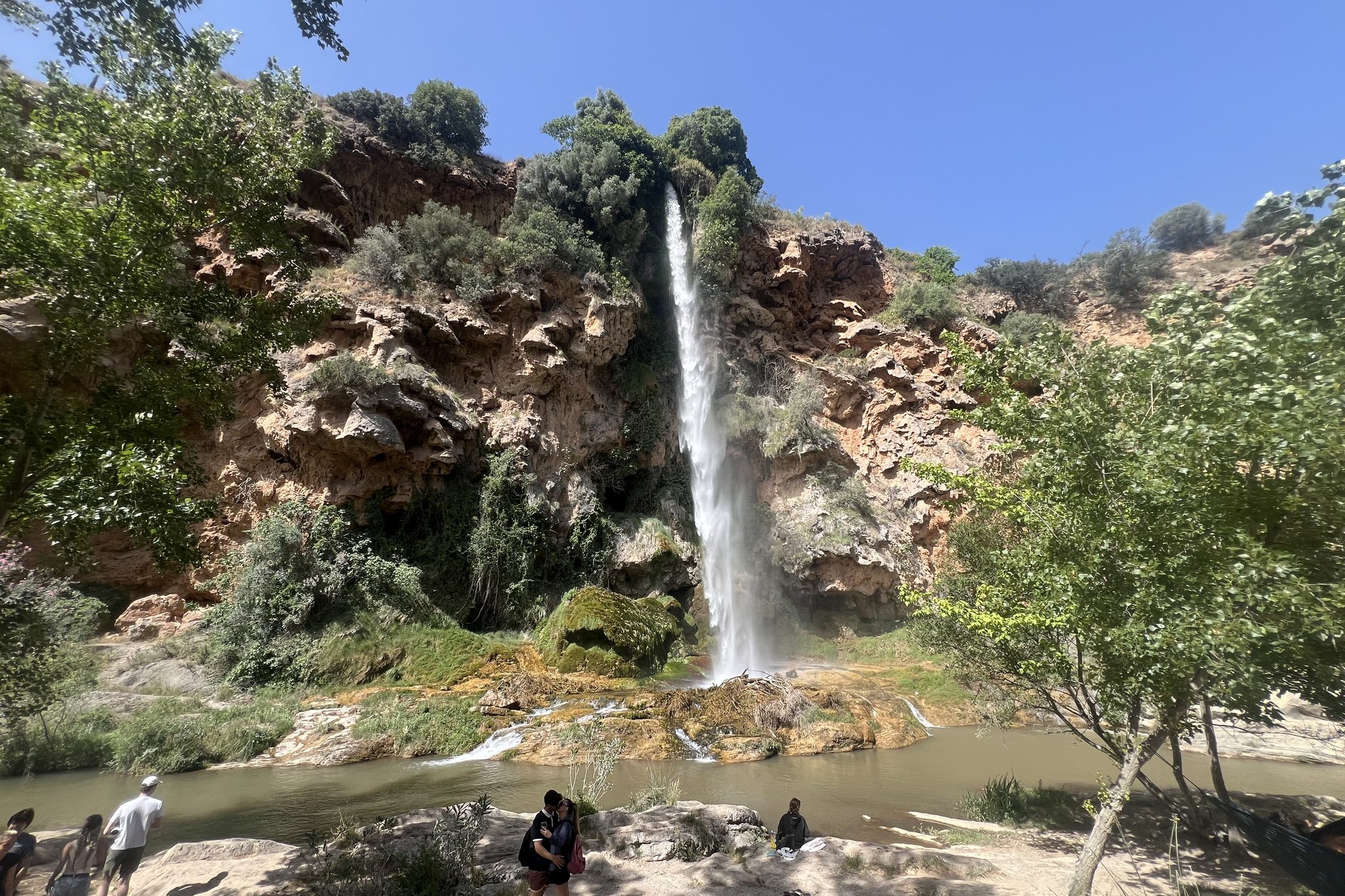 Il Salto della Sposa: una cascata che si riversa in una vasca naturale