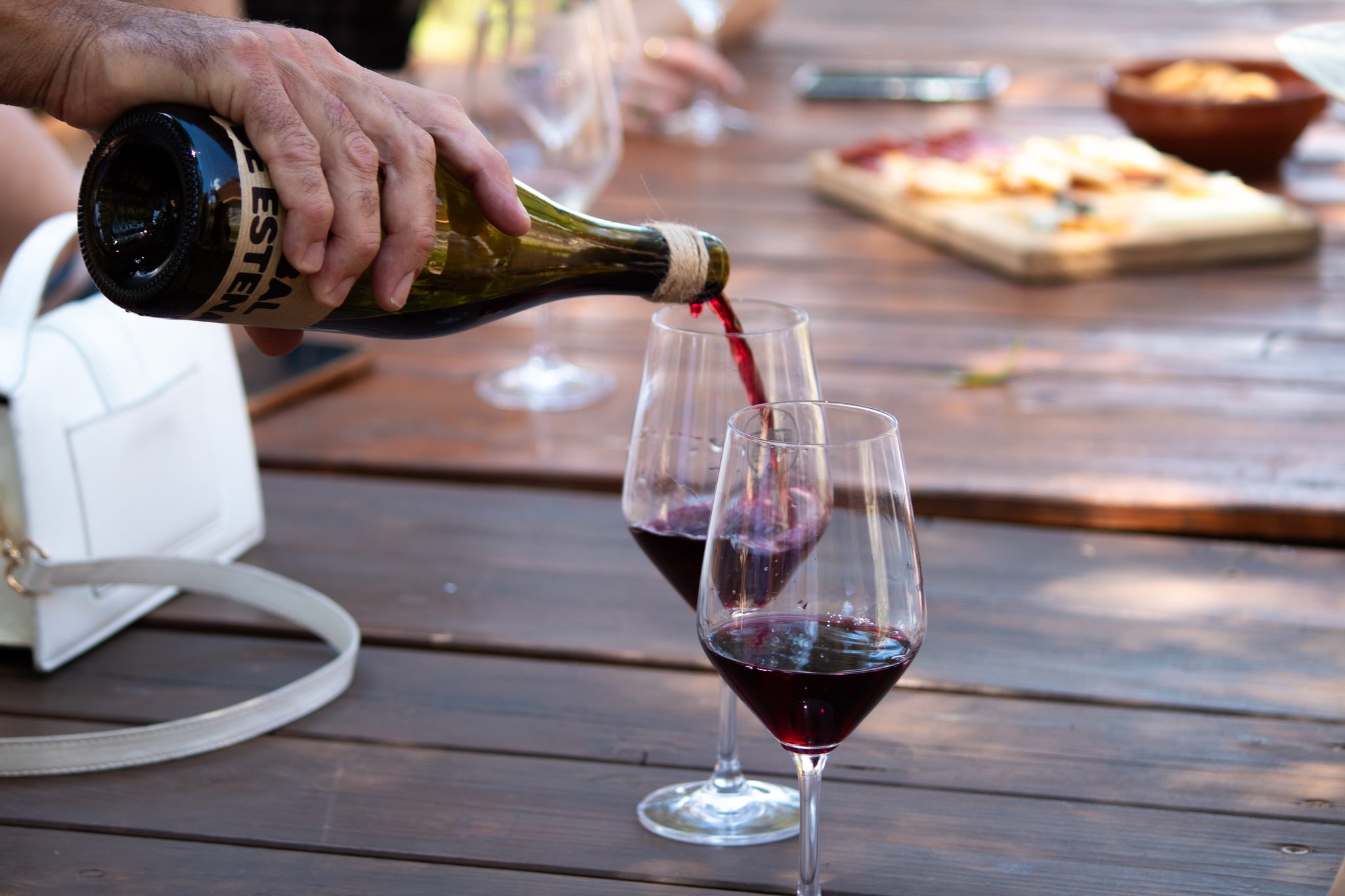 Servizio di vino rosso in calice durante la degustazione a Requena
