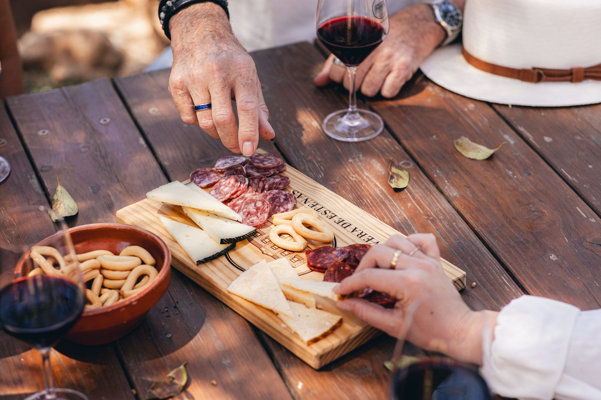Tagliere di formaggi e salumi accompagnati da vino alla degustazione di Requena