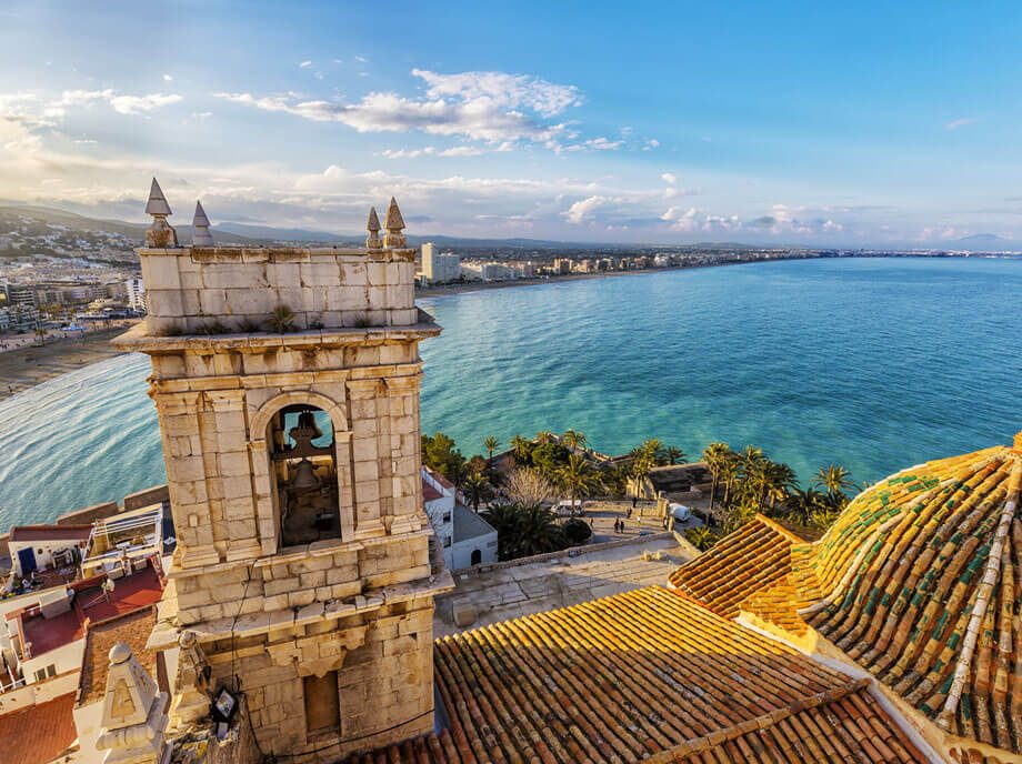 Campanario de Peñíscola con la bahía y la playa al fondo