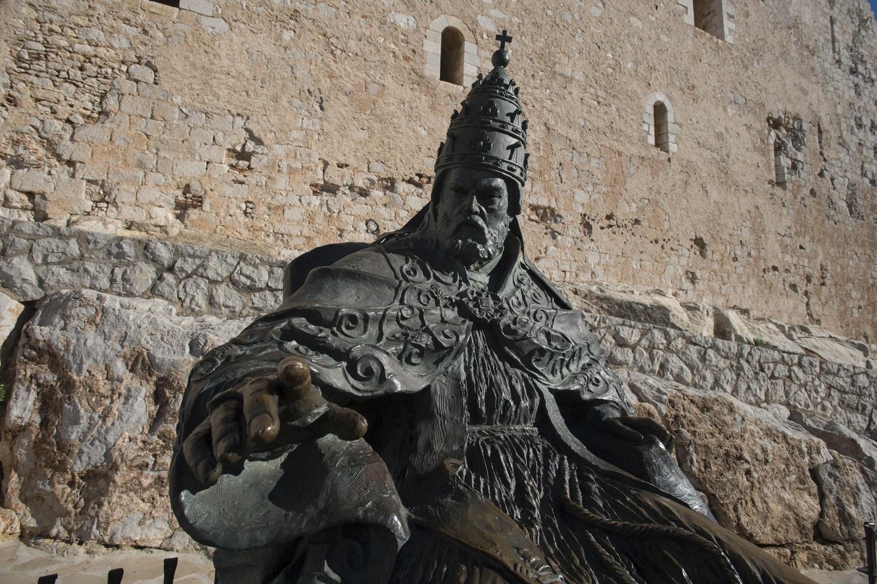 Estatua del Papa Luna junto a los muros del castillo de Peñíscola
