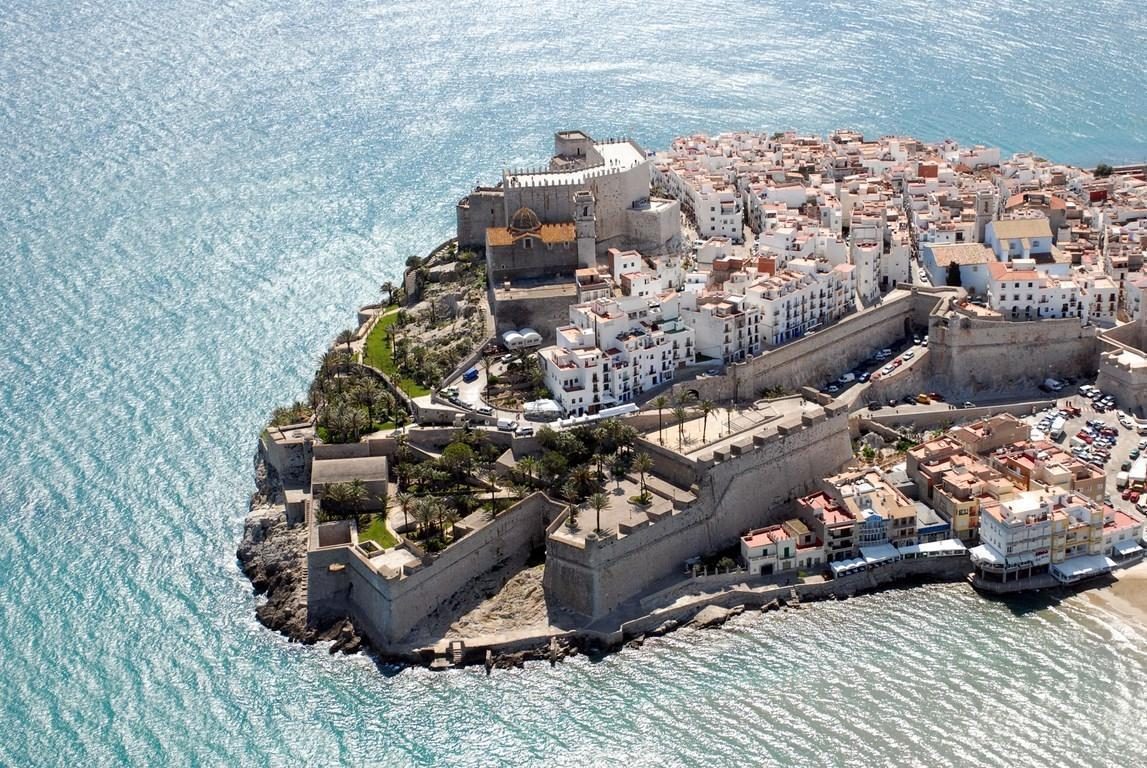 Peñíscola, ville fortifiée entourée par la mer, vue du ciel