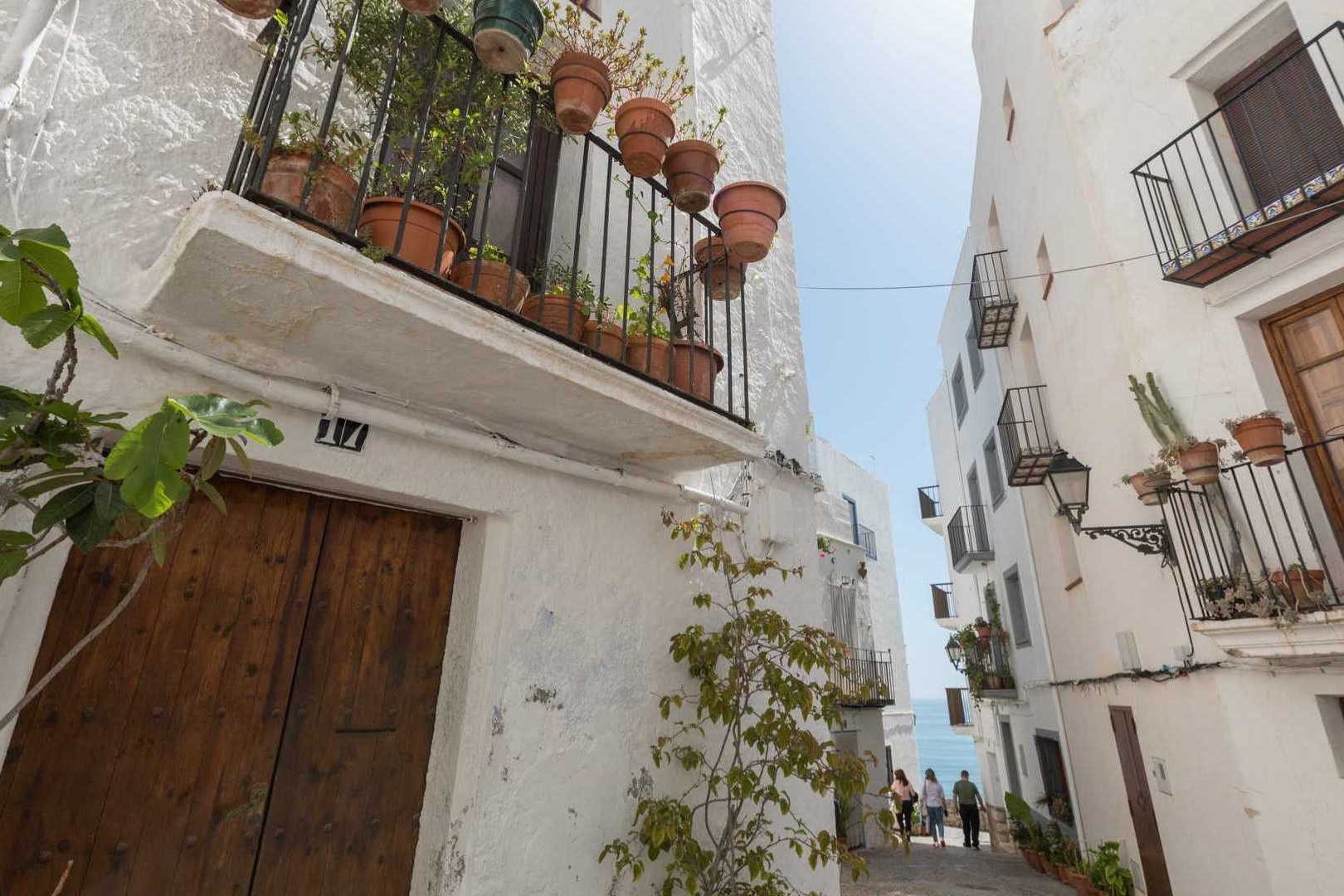 White streets and flower-filled balconies in the historic centre of Peñíscola