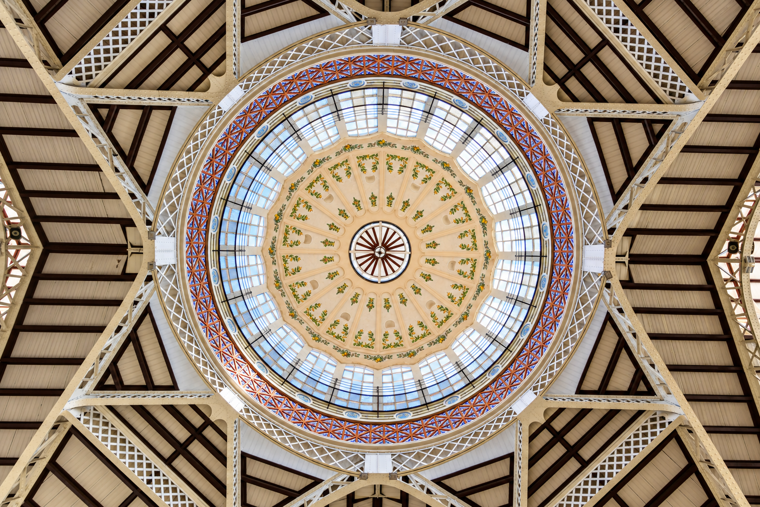 Imponująca kopuła w Centralnym Rynku w Walencji