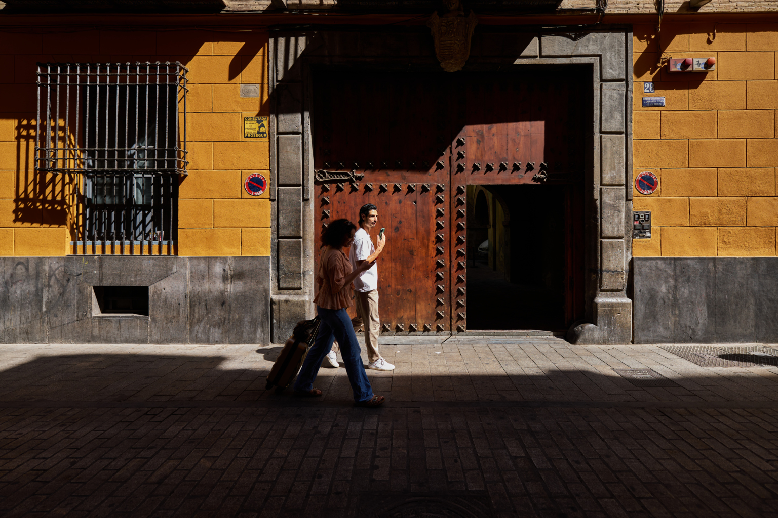 Dos personas paseando por El barrio del Carmen de Valencia