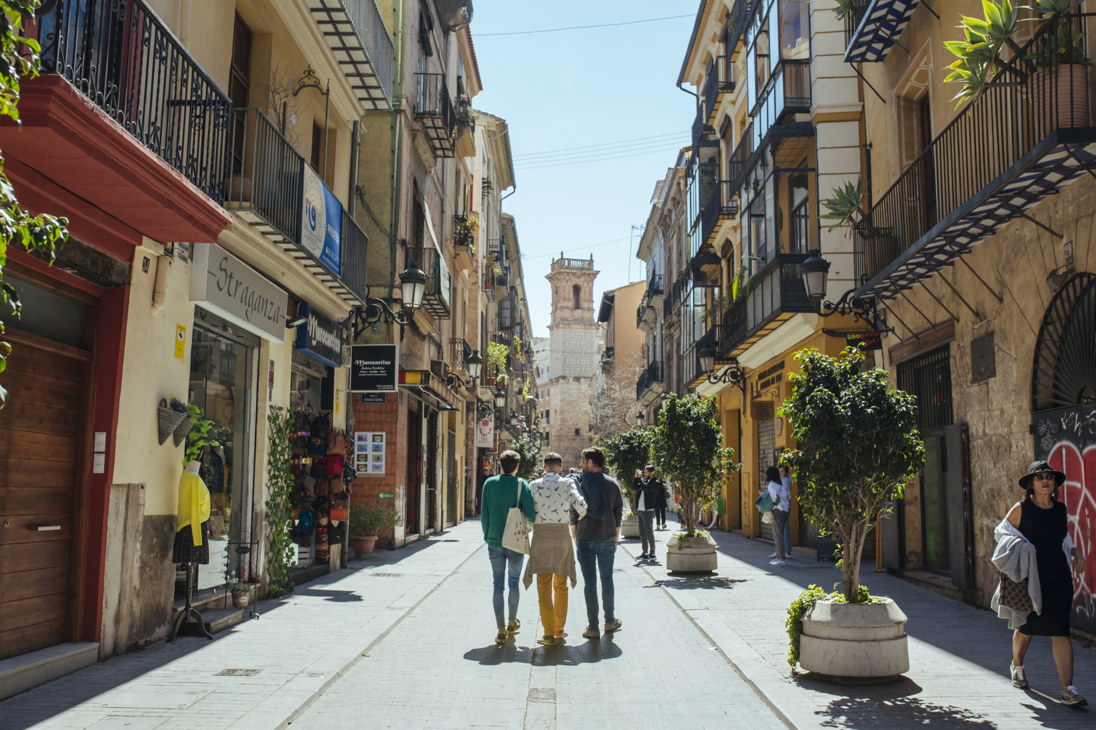 Tres amigos paseando El barrio del Carmen de Valencia