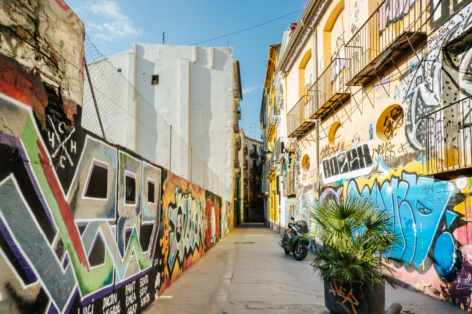 Las calles del barrio del Carmen de Valencia llenas de graffitis