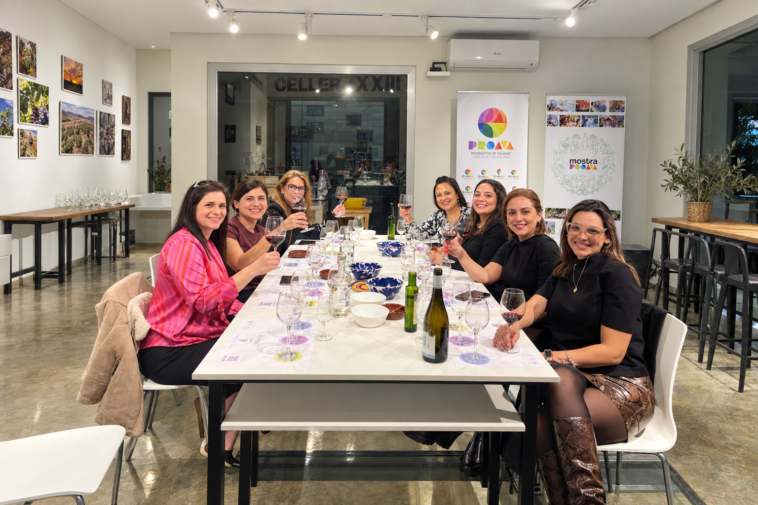 grupo de amigas disfrutando de una cata de vinos en el celler, Valencia