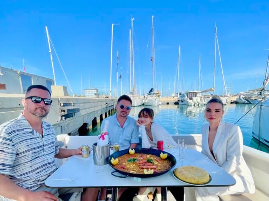 Grupo disfrutando comida en el yate