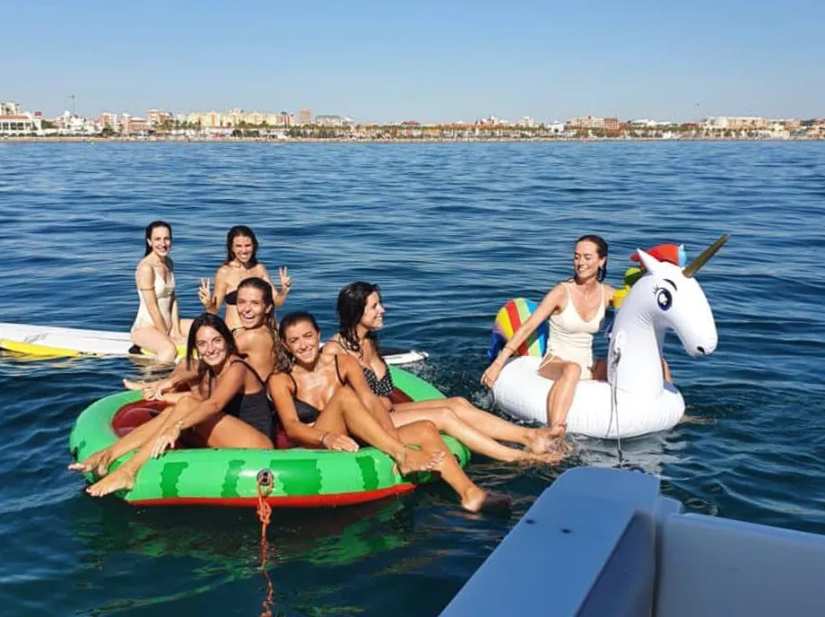 Grupo disfrutando cerca del yate