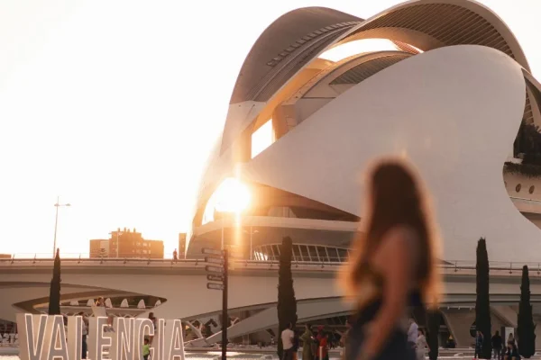 Atardecer sobre el Palau de les Arts en la Ciudad de las Artes y las Ciencias de Valencia, junto al letrero VALENCIA.